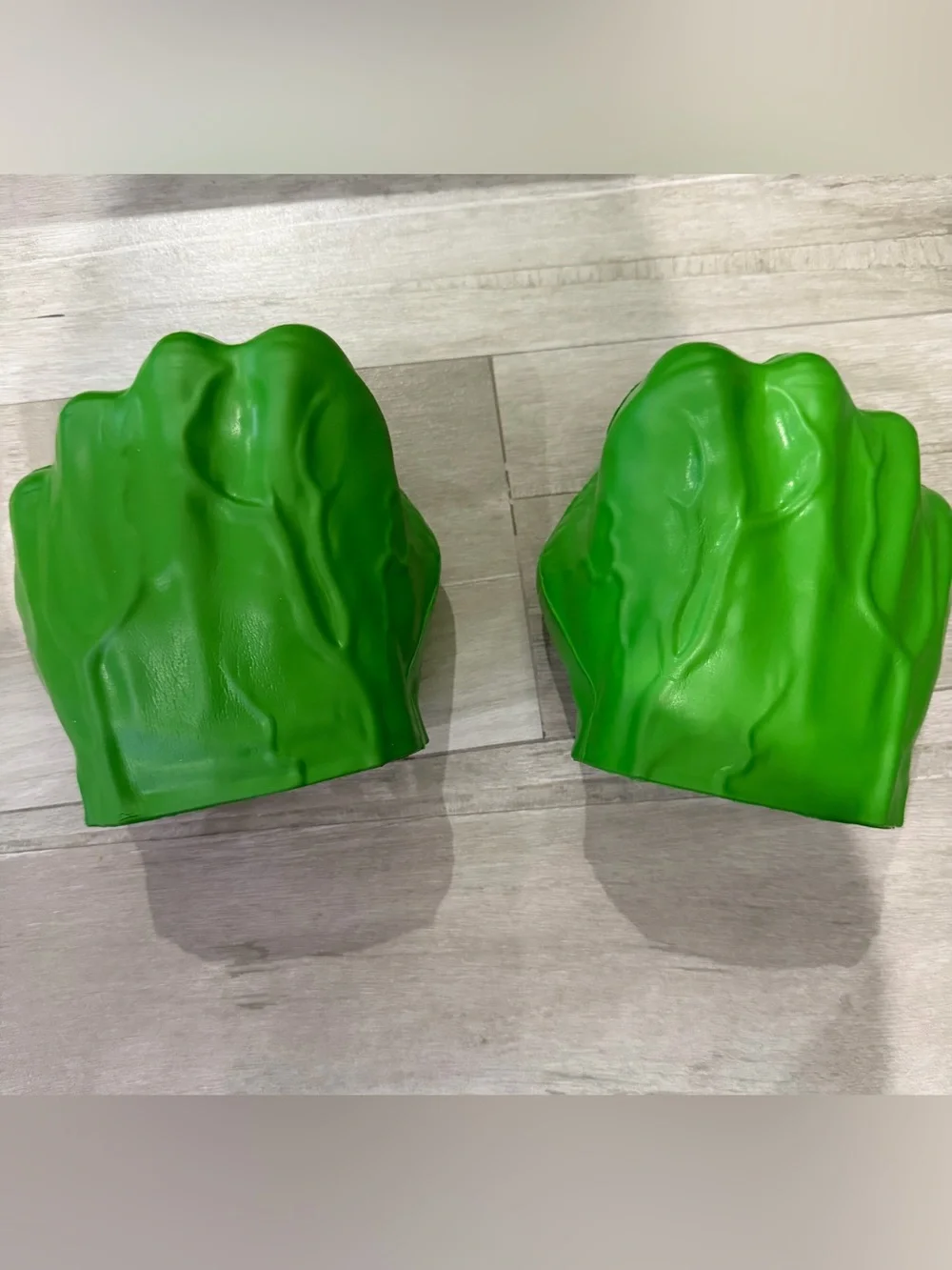 Marvel Hulk Green Smash Fist Gloves - Picture 3 of 6